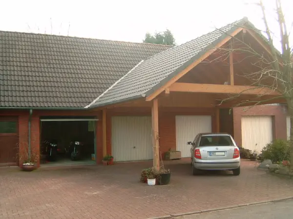 Nadstrešnica ispred garaža